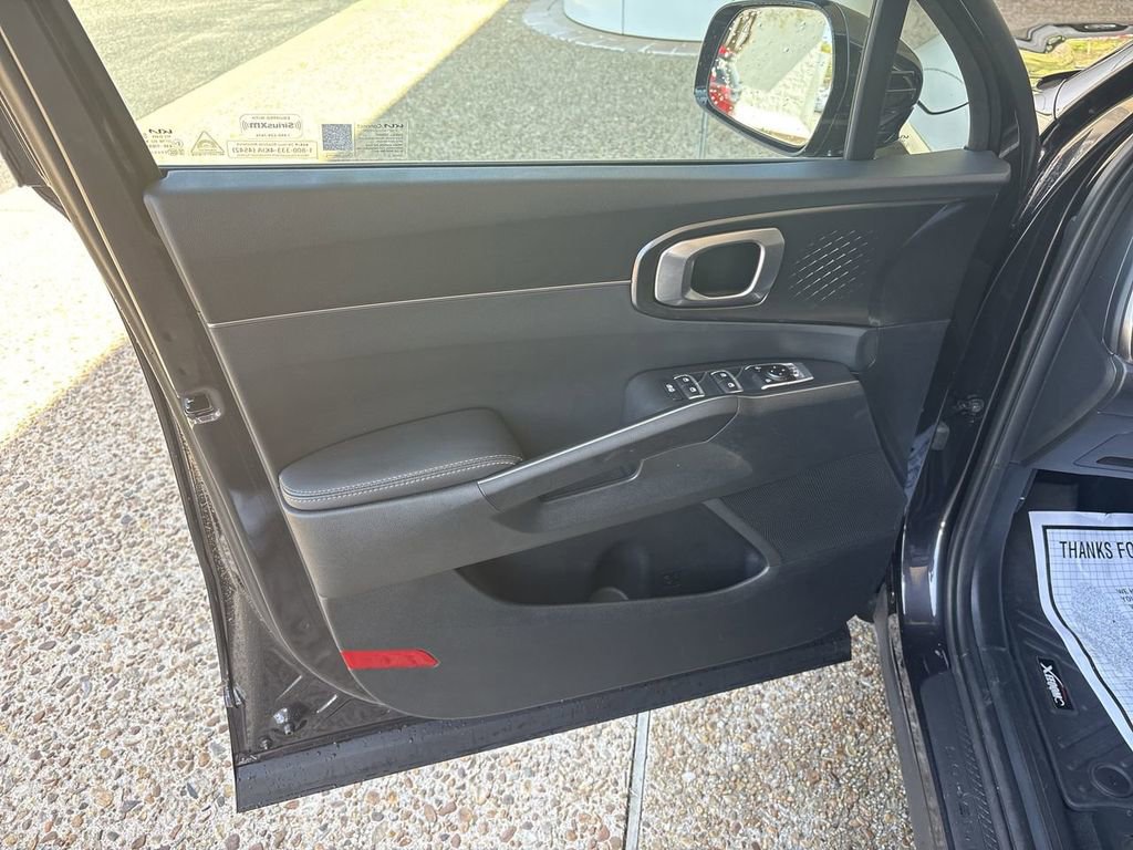 Used 2025 Kia Sorento LX image 21