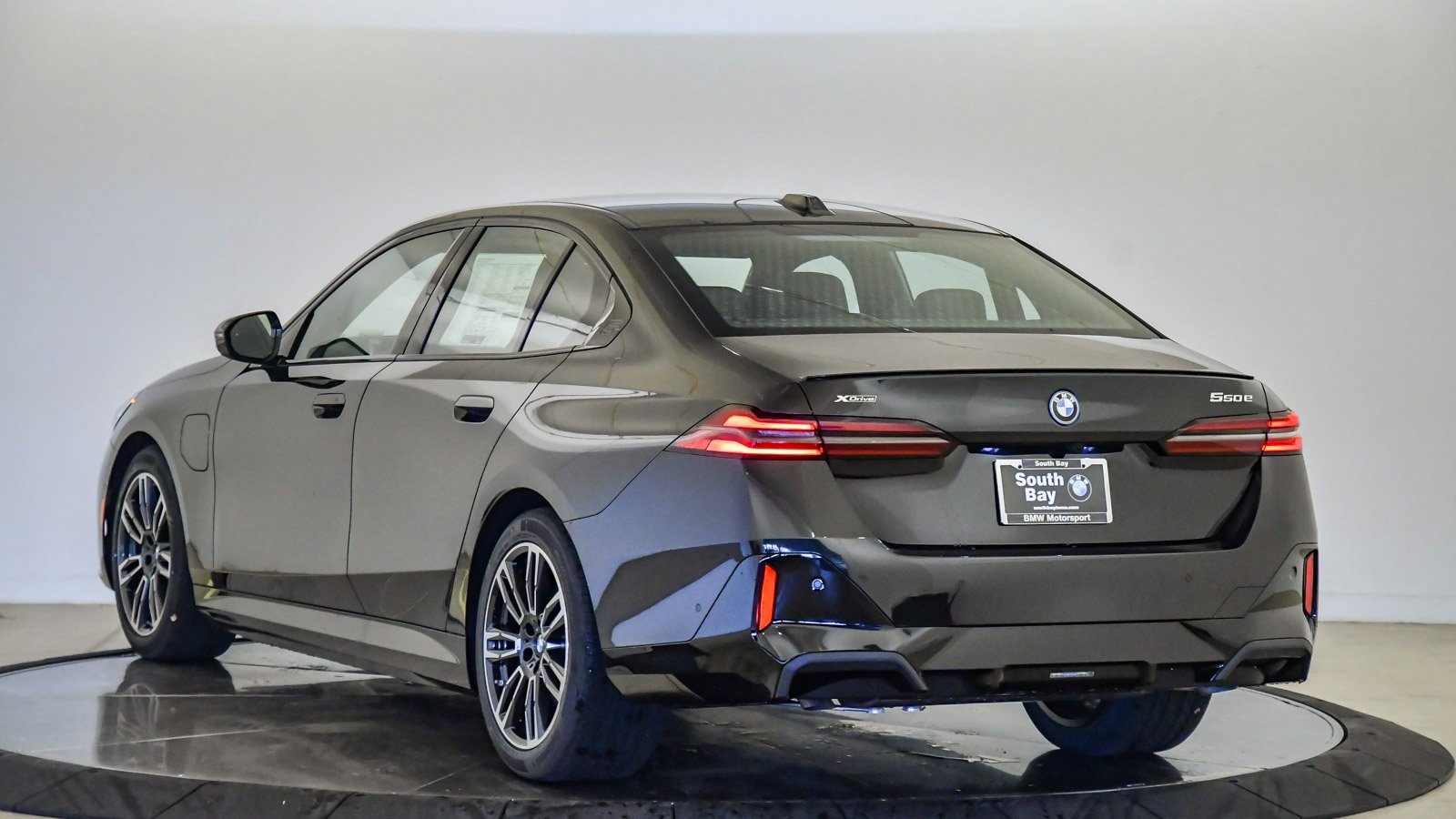 New 2026 BMW 550e xDrive w/ Executive Package image 2