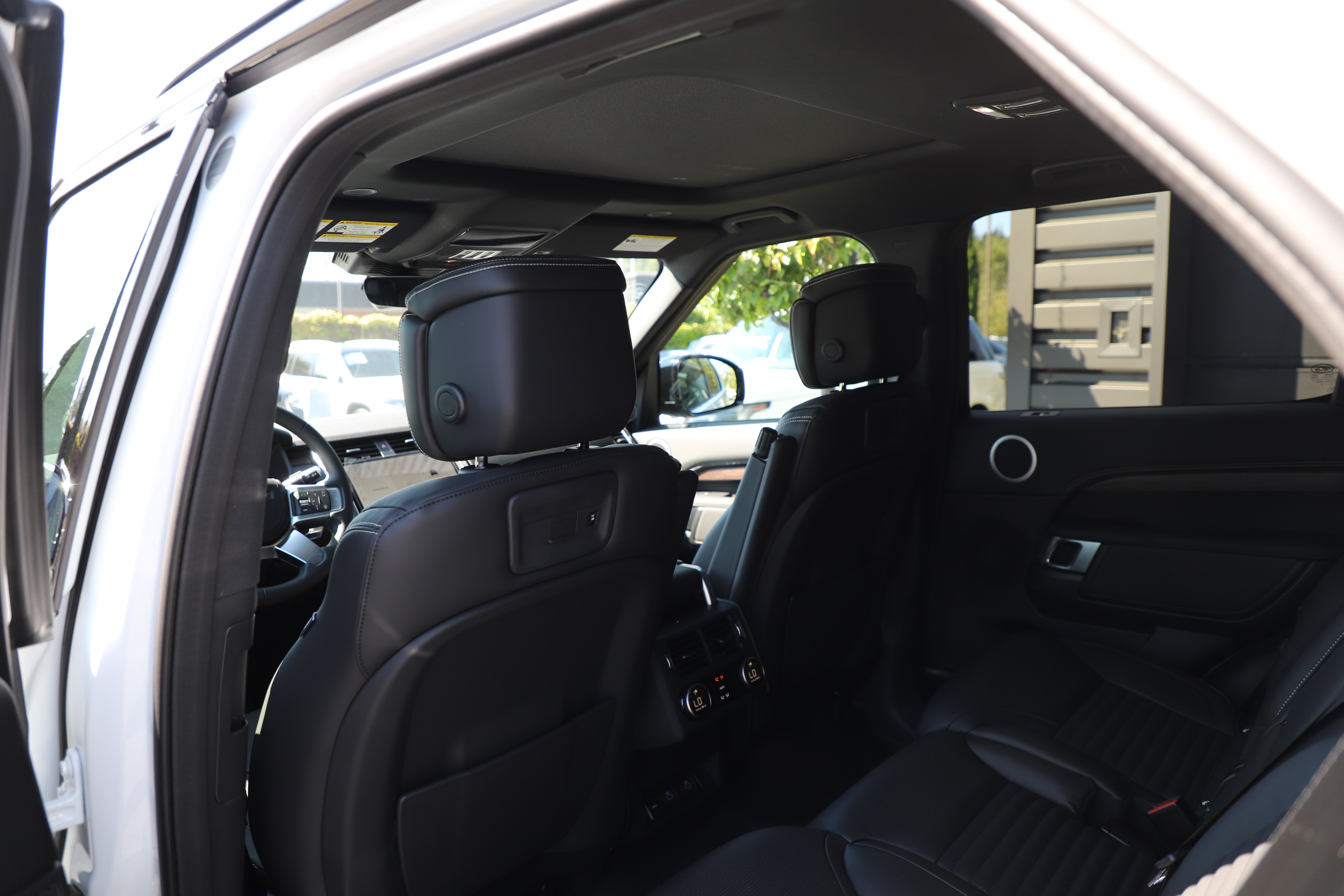 New 2026 Land Rover Discovery Dynamic SE AWD/4WD image 17