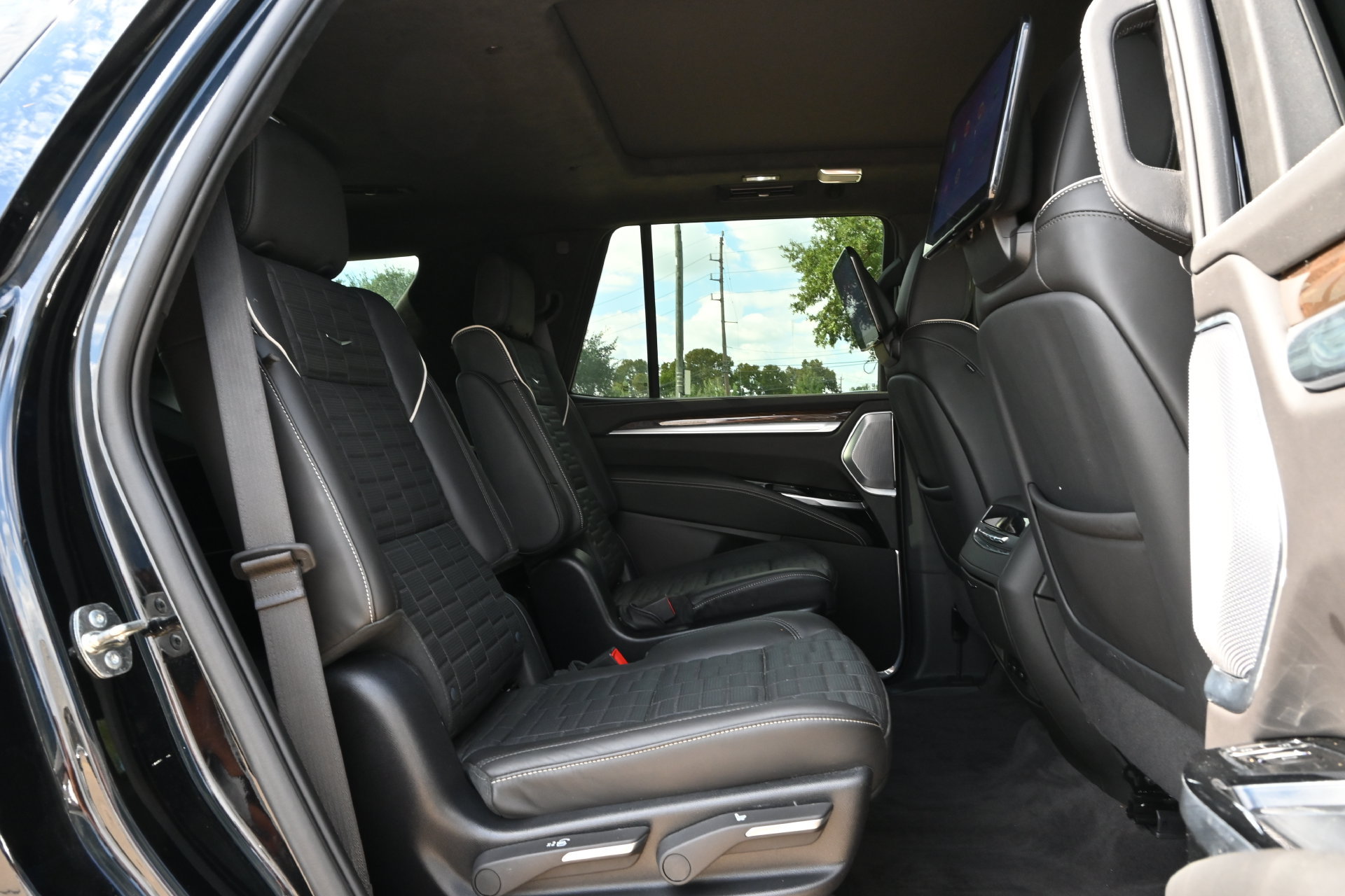 Used 2025 Cadillac Escalade Sport Platinum w/ LPO, Floor Liner Package AWD/4WD image 24