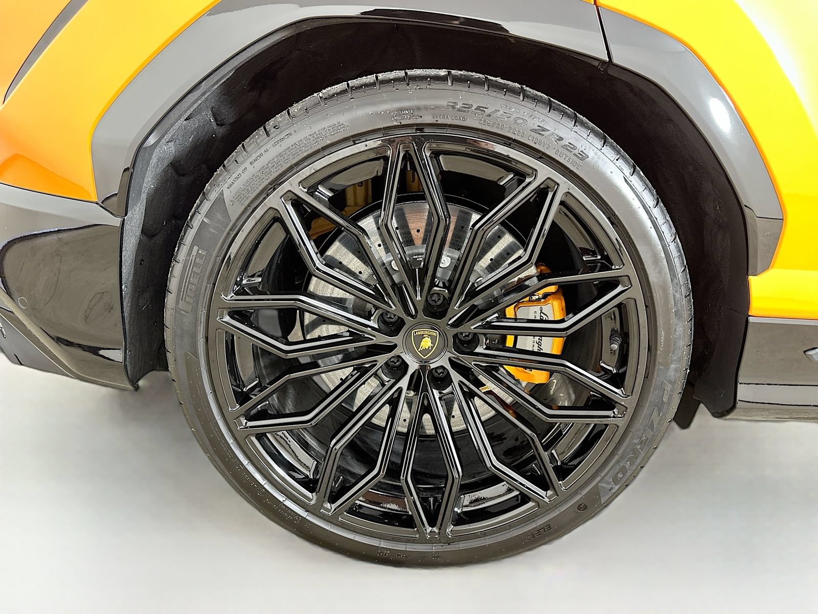 Used 2025 Lamborghini Urus SE AWD/4WD image 55