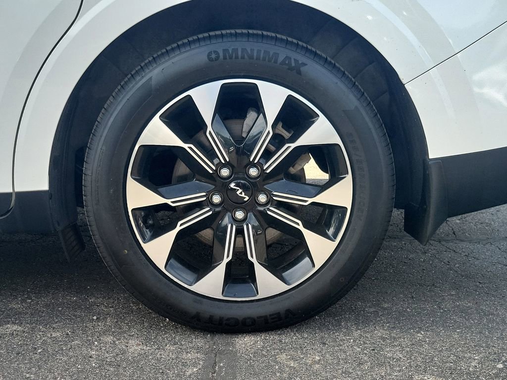 Used 2024 Kia Carnival EX FWD image 5
