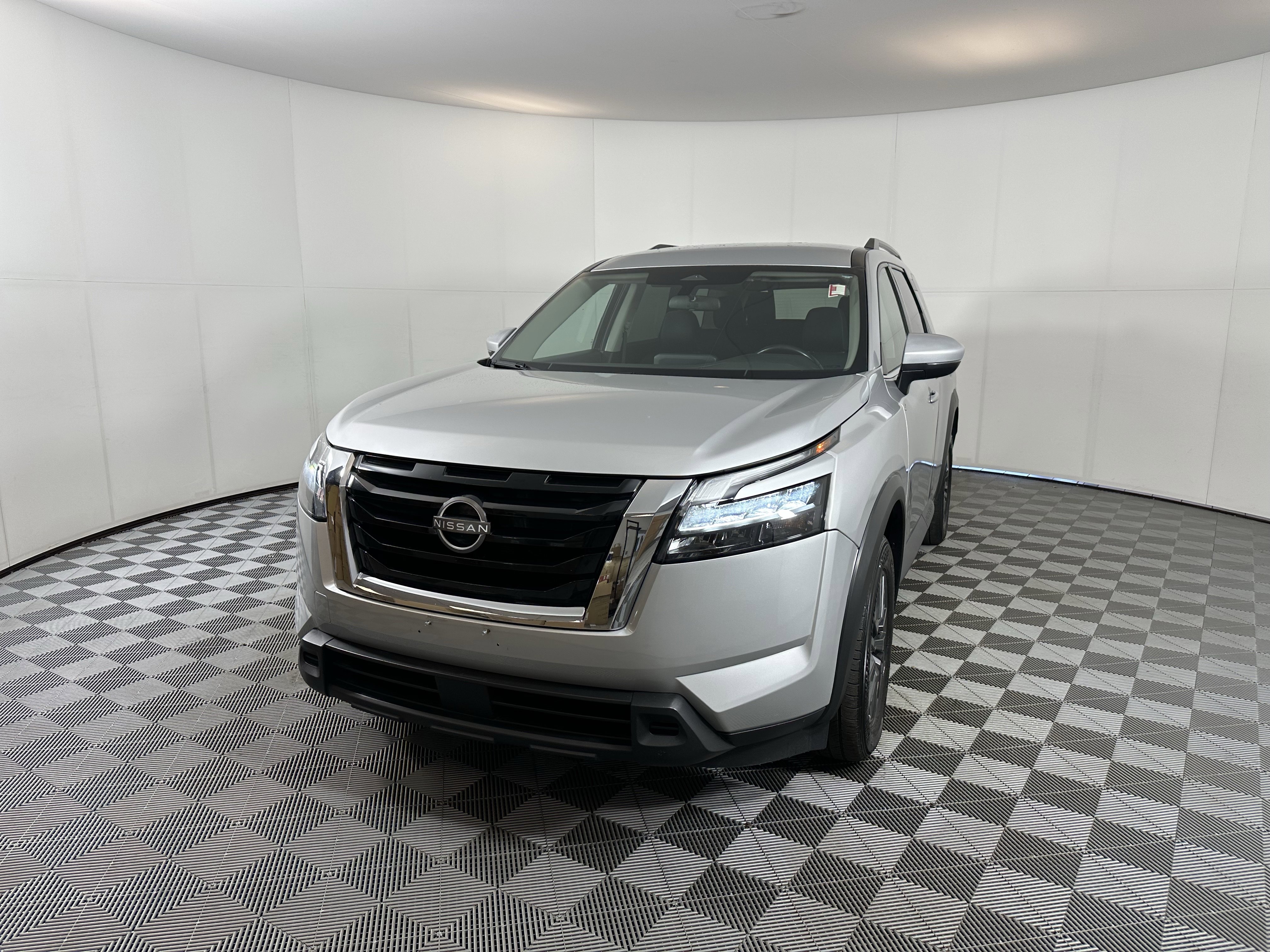 Used 2023 Nissan Pathfinder SV image 2