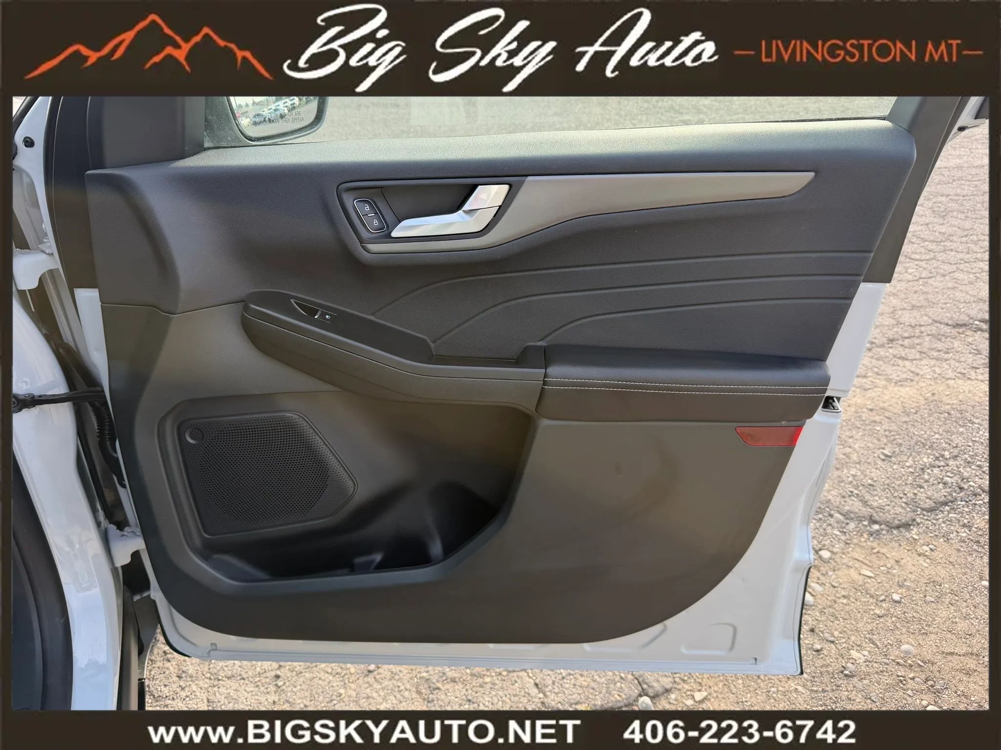 Used 2025 Ford Escape SE w/ Class II Trailer Tow Package FWD image 18