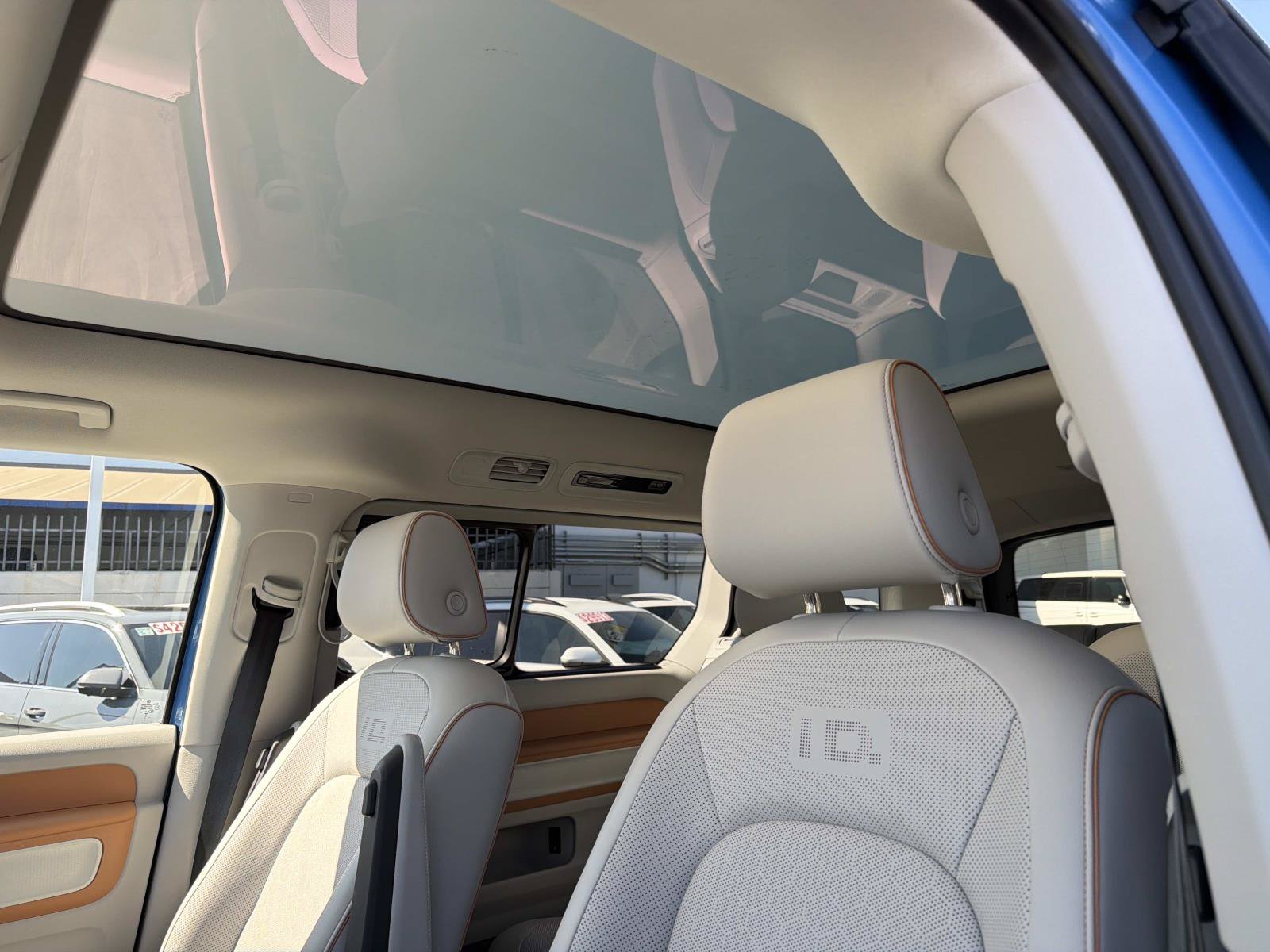 Certified 2025 Volkswagen ID. Buzz Pro S Plus AWD/4WD image 17