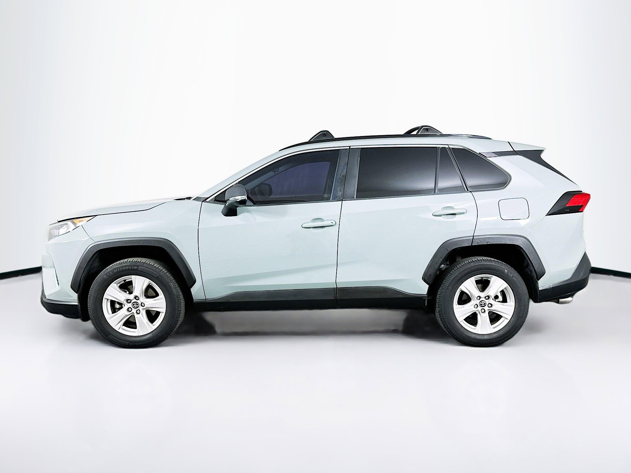Used 2021 Toyota RAV4 XLE w/ Convenience Package image 4