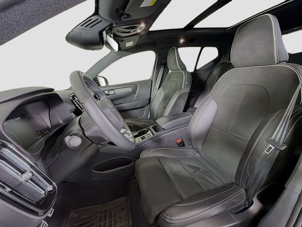 Used 2022 Volvo XC40 T5 R-Design w/ Advanced Package image 8