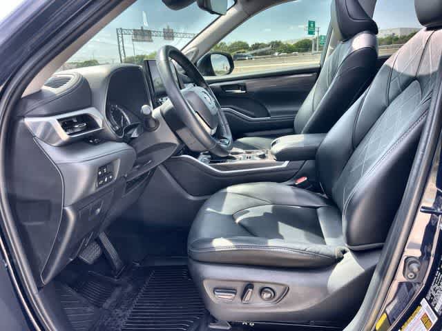 Used 2022 Toyota Highlander Platinum image 3