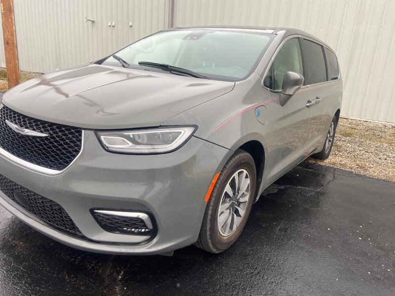 Used 2022 Chrysler Pacifica Touring-L image 3