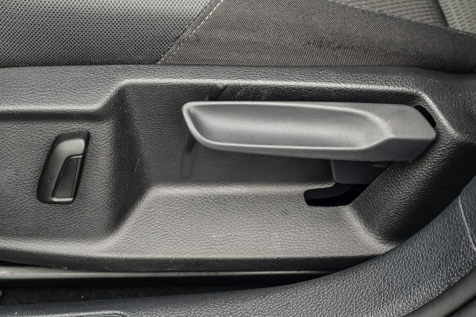 Used 2017 Volkswagen e-Golf SE w/ DC Fast Charging Package image 11