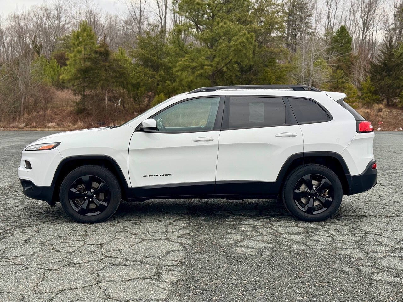 Used 2018 Jeep Cherokee Latitude w/ Altitude Package AWD/4WD image 6