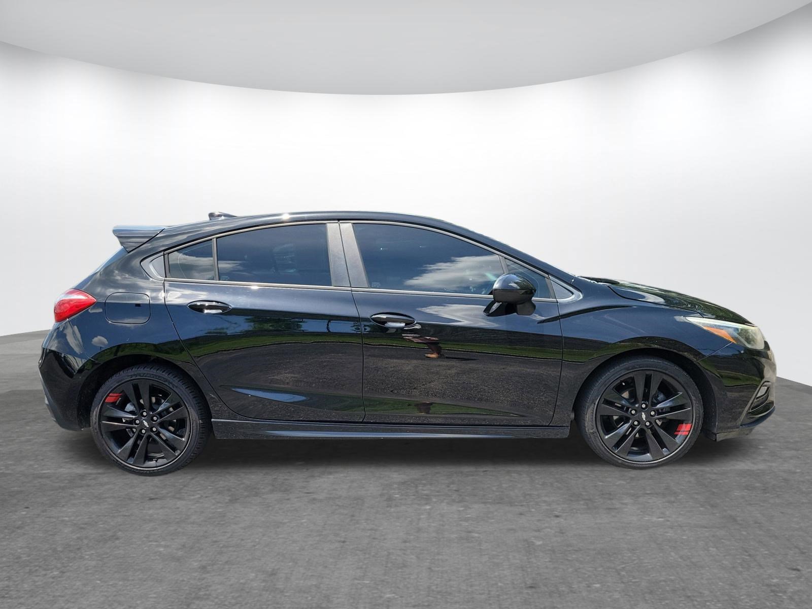 Used 2018 Chevrolet Cruze LT w/ Sun And Sound Package FWD image 2
