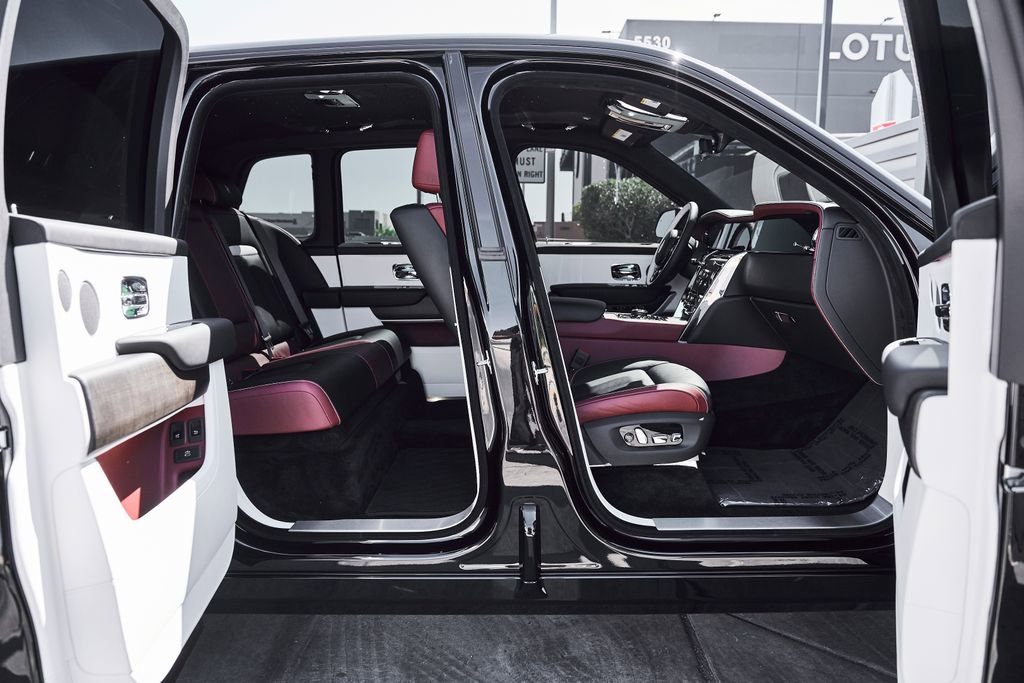 Used 2026 Rolls-Royce Cullinan AWD/4WD image 25