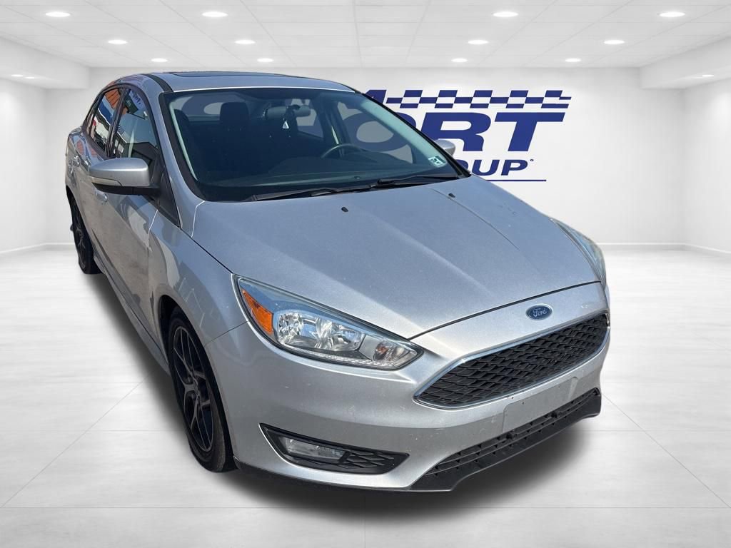 Used 2015 Ford Focus SE w/ SE Sport Package image 4