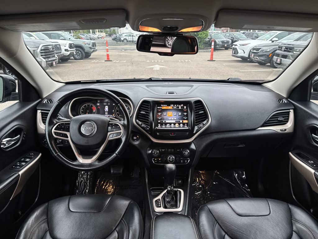 Used 2017 Jeep Cherokee Limited w/ Luxury Group FWD image 12