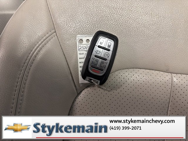 Used 2021 Chrysler Pacifica Touring-L w/ Uconnect Theater Family Group image 23