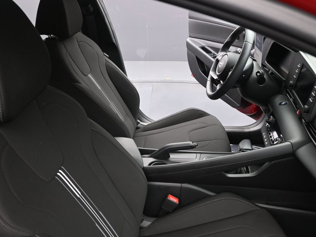 Certified 2025 Hyundai Elantra Sport image 30
