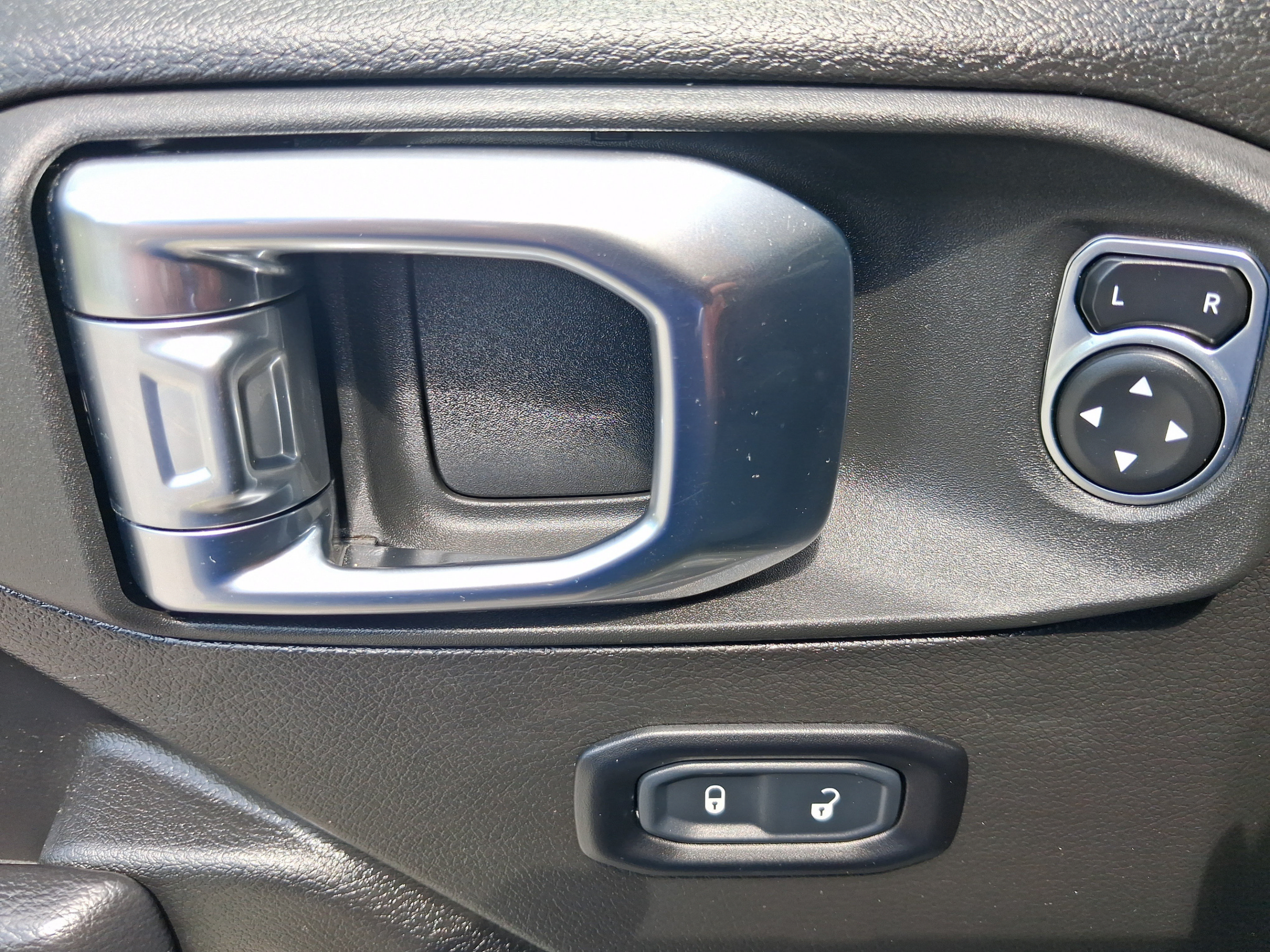 Used 2025 Jeep Wrangler Unlimited Sport AWD/4WD image 33