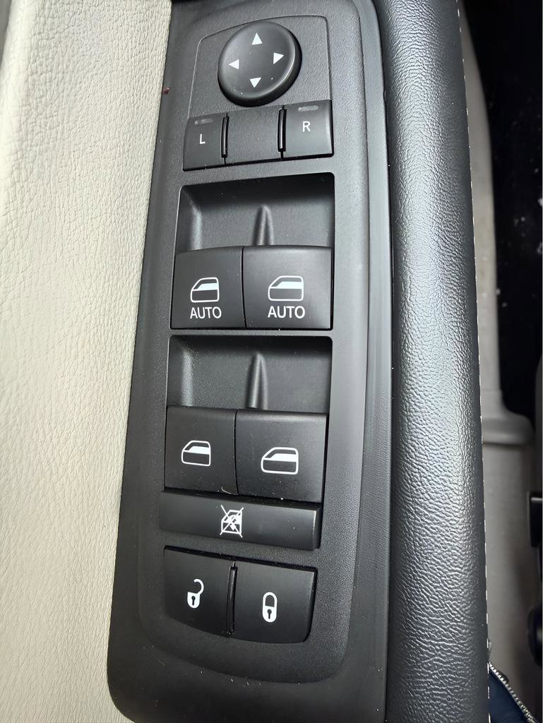 Used 2023 Chrysler Pacifica Touring-L image 18