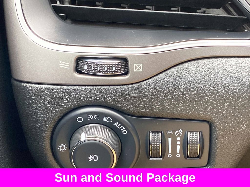 Used 2022 Jeep Cherokee Latitude Lux w/ Sun & Sound Group image 30