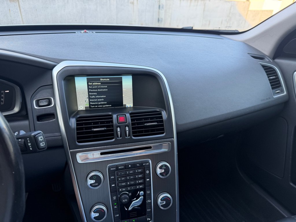 Used 2016 Volvo XC60 T5 Premier w/ Proximity Package FWD image 17