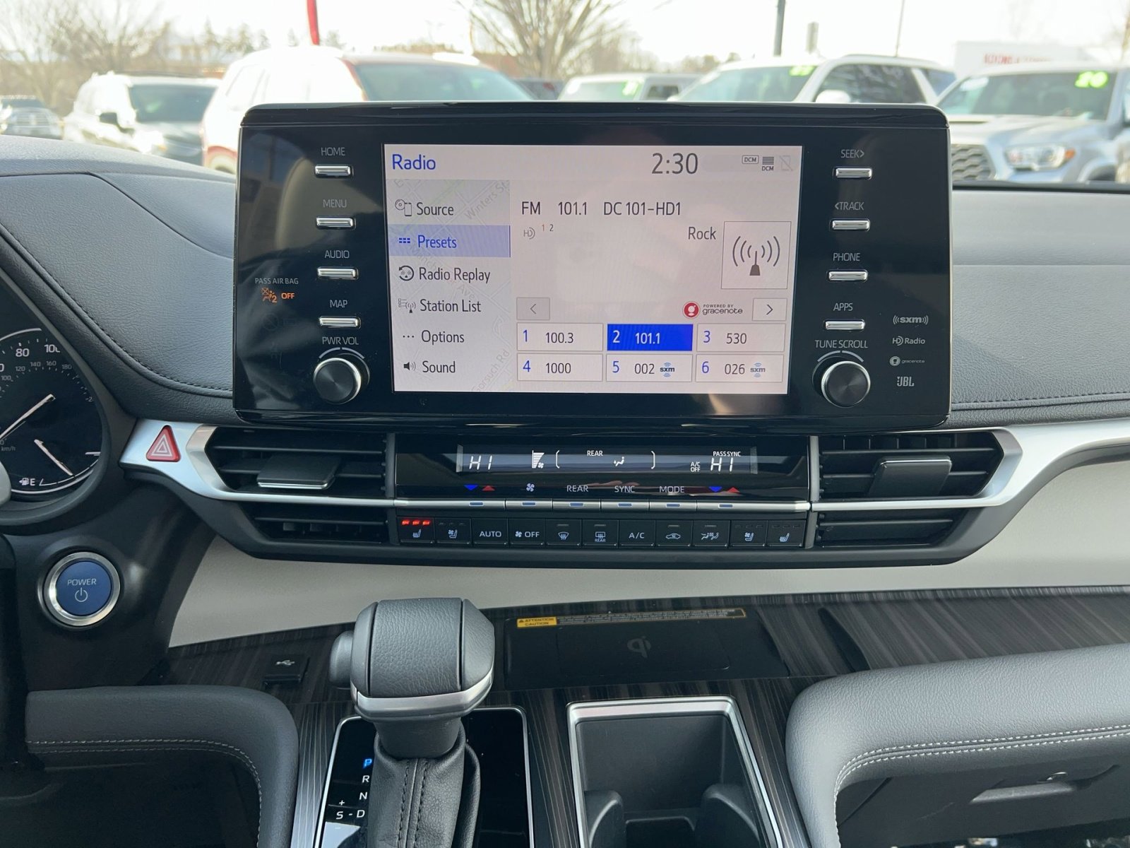 Used 2024 Toyota Sienna Limited image 18