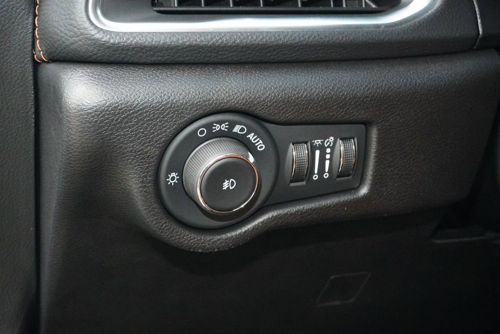 Used 2024 Chrysler Pacifica Pinnacle w/ Trailer Tow Group image 24