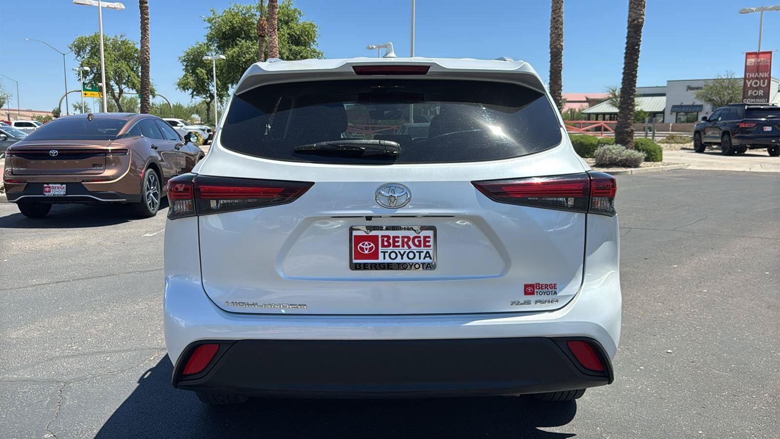 Used 2024 Toyota Highlander XLE AWD/4WD image 6