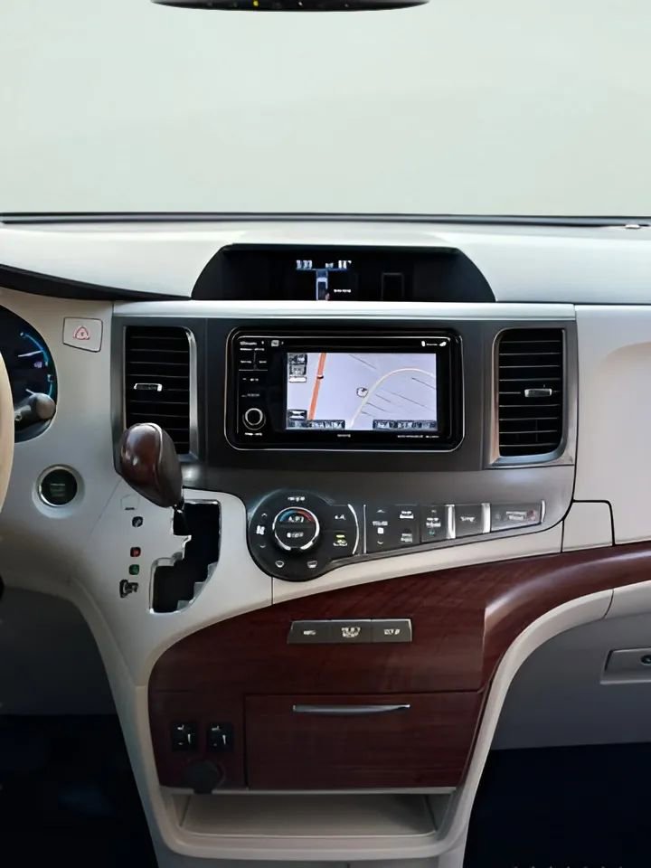 Used 2014 Toyota Sienna XLE image 26