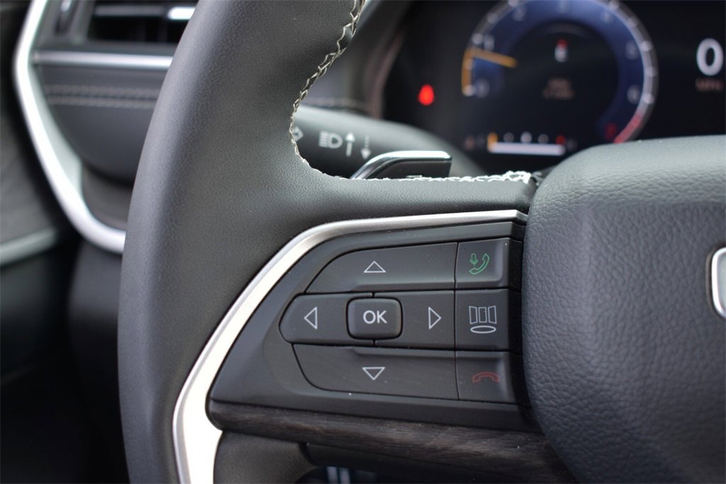 Used 2023 Jeep Grand Cherokee Limited w/ Black Appearance Package image 15