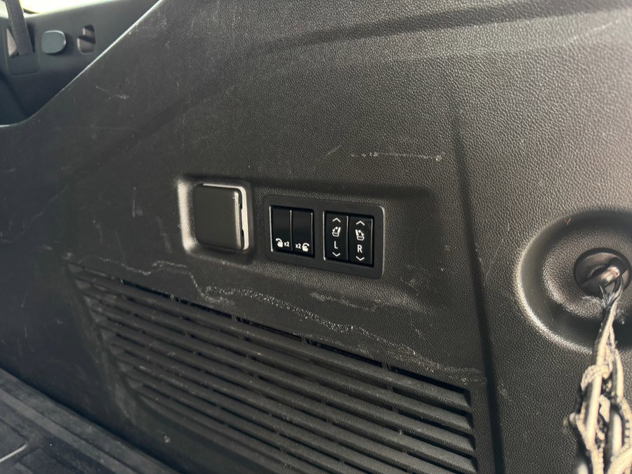 Used 2021 Chevrolet Suburban RST w/ Luxury Package image 32