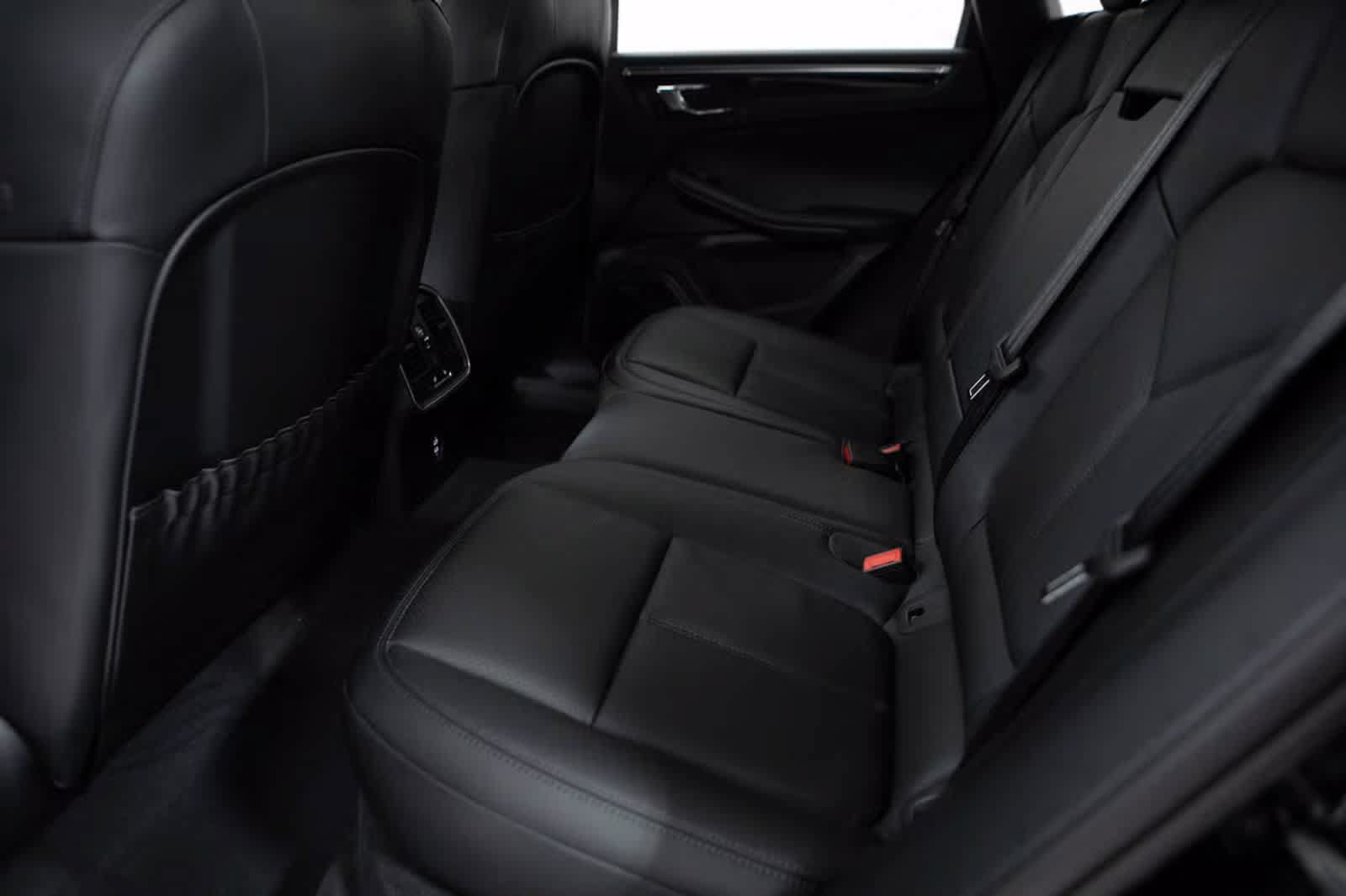 Certified 2026 Porsche Macan S AWD/4WD image 32