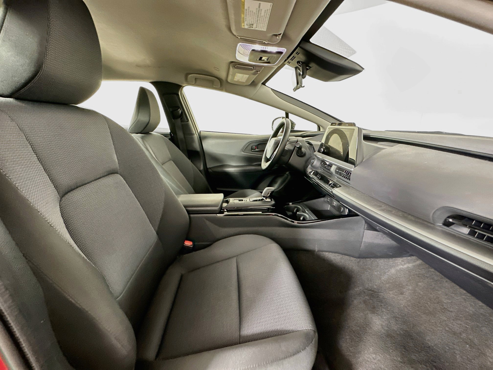 Used 2025 Toyota Prius LE FWD image 30