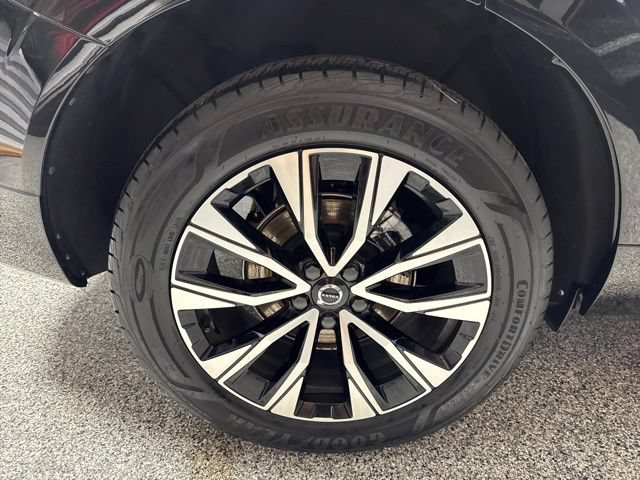 Used 2023 Volvo XC60 B5 Plus AWD/4WD image 23