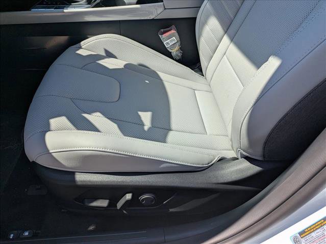 New 2025 Hyundai Elantra Limited FWD image 4