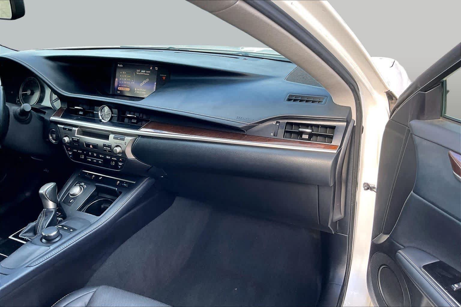 Used 2016 Lexus ES 350 w/ Premium Package w/Wood Trim FWD image 18