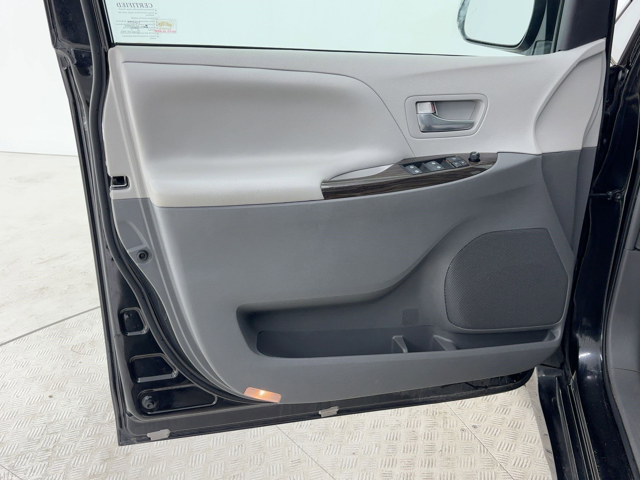 Used 2019 Toyota Sienna XLE image 15
