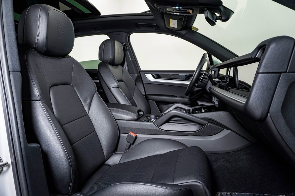 Certified 2025 Porsche Cayenne AWD/4WD image 15