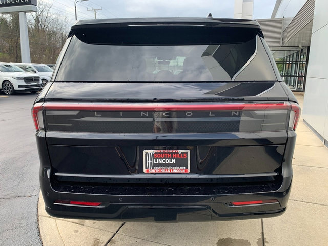 Certified 2025 Lincoln Navigator L Reserve AWD/4WD image 4