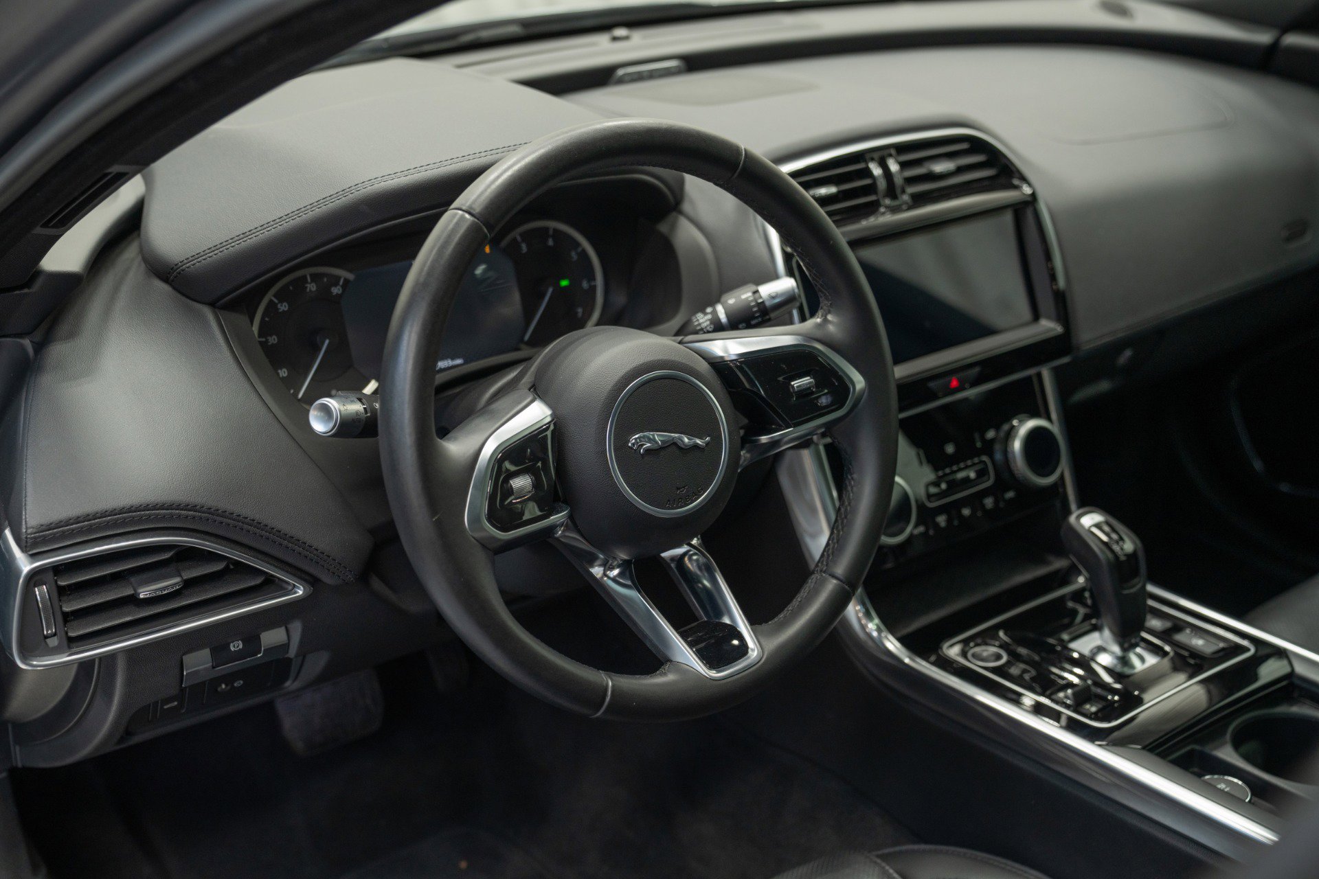 Used 2020 Jaguar XE S image 13