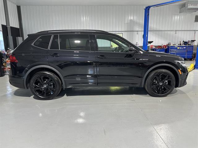 Certified 2024 Volkswagen Tiguan SE R-Line image 8