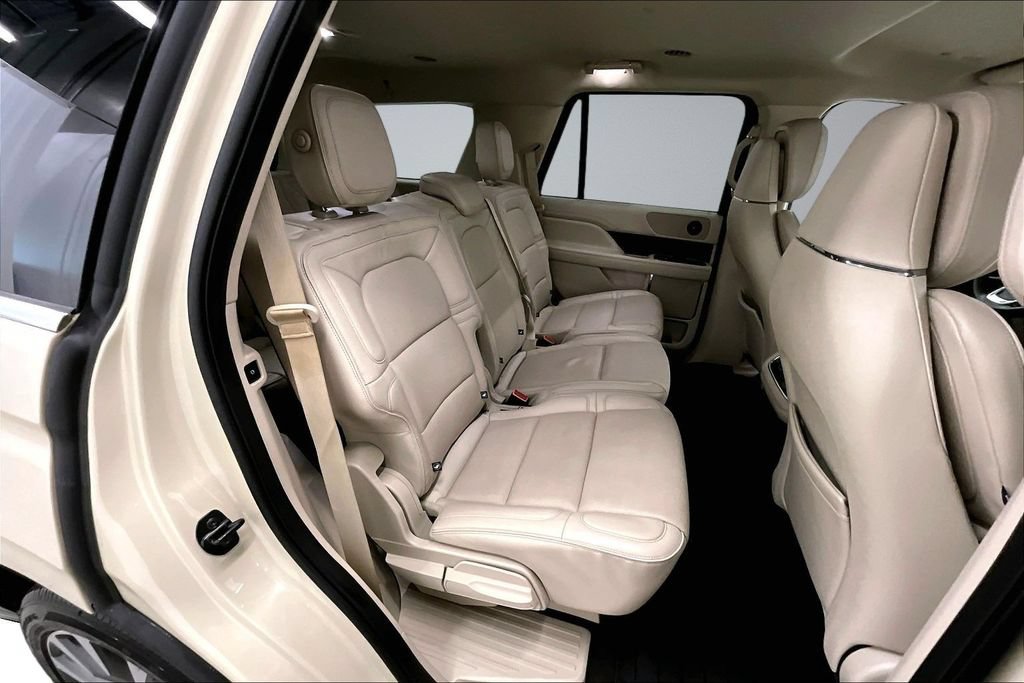 Used 2018 Lincoln Navigator Select w/ Technology Package AWD/4WD image 25