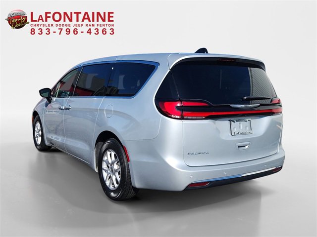 Used 2024 Chrysler Pacifica Touring-L image 5