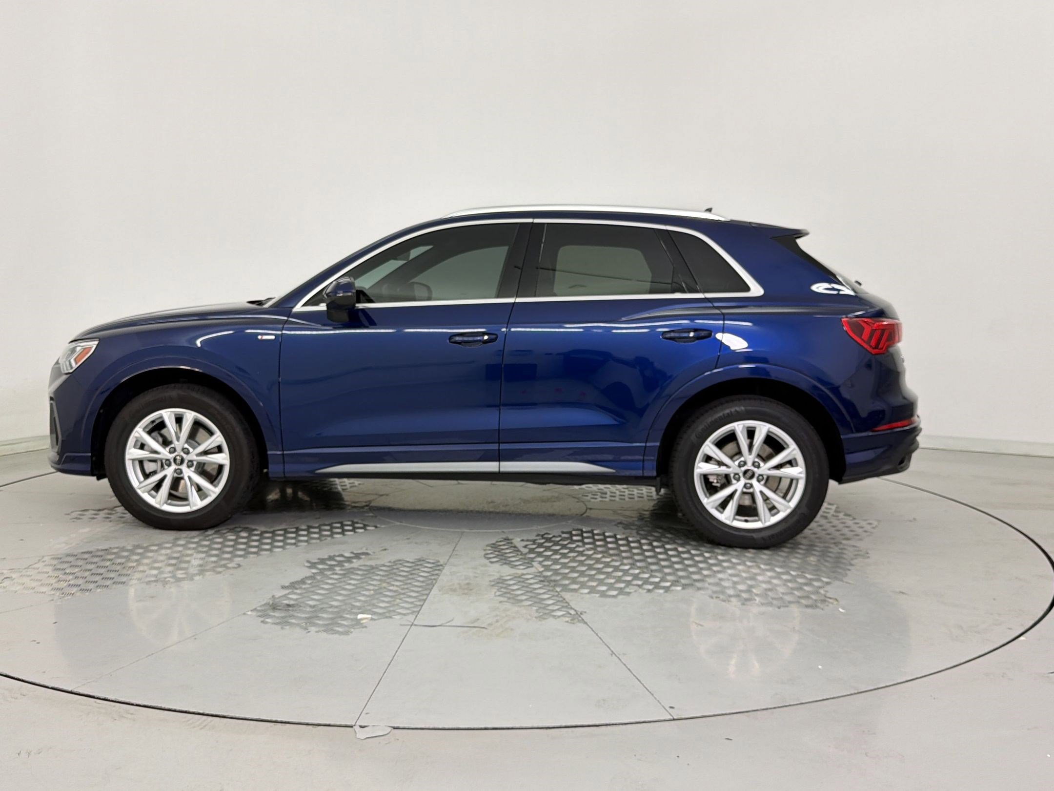 Certified 2025 Audi Q3 2.0T Premium w/ Convenience Package AWD/4WD image 2