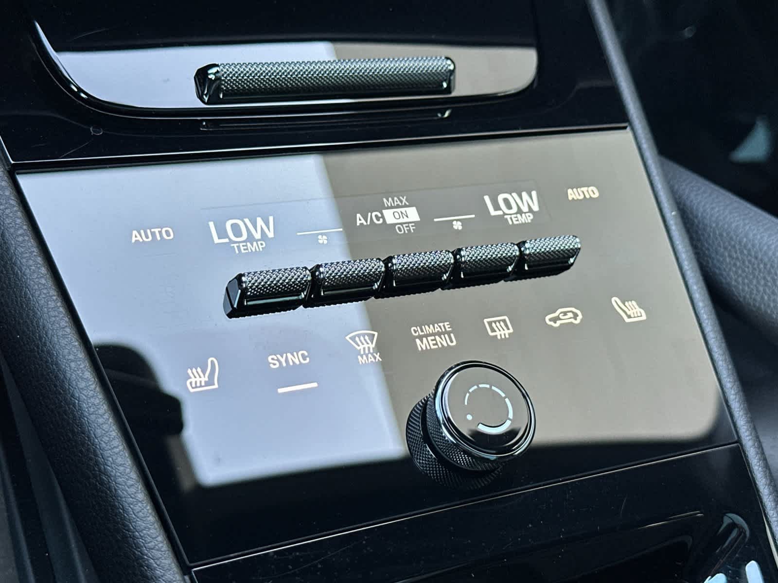 Certified 2025 Porsche Cayenne AWD/4WD image 24