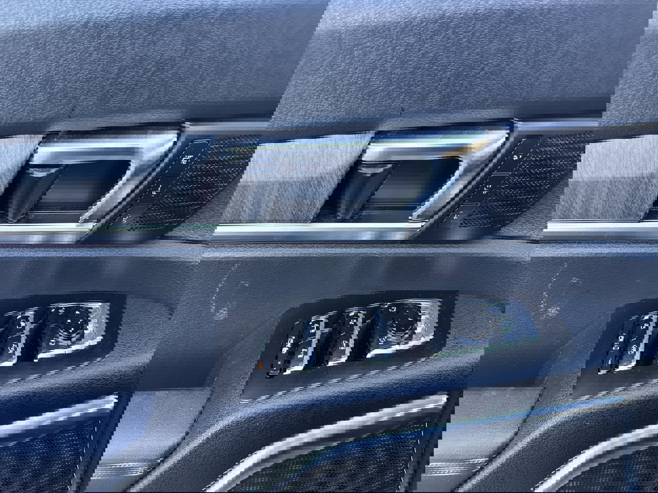 Used 2024 Kia Telluride SX Prestige w/ Towing Package AWD/4WD image 9