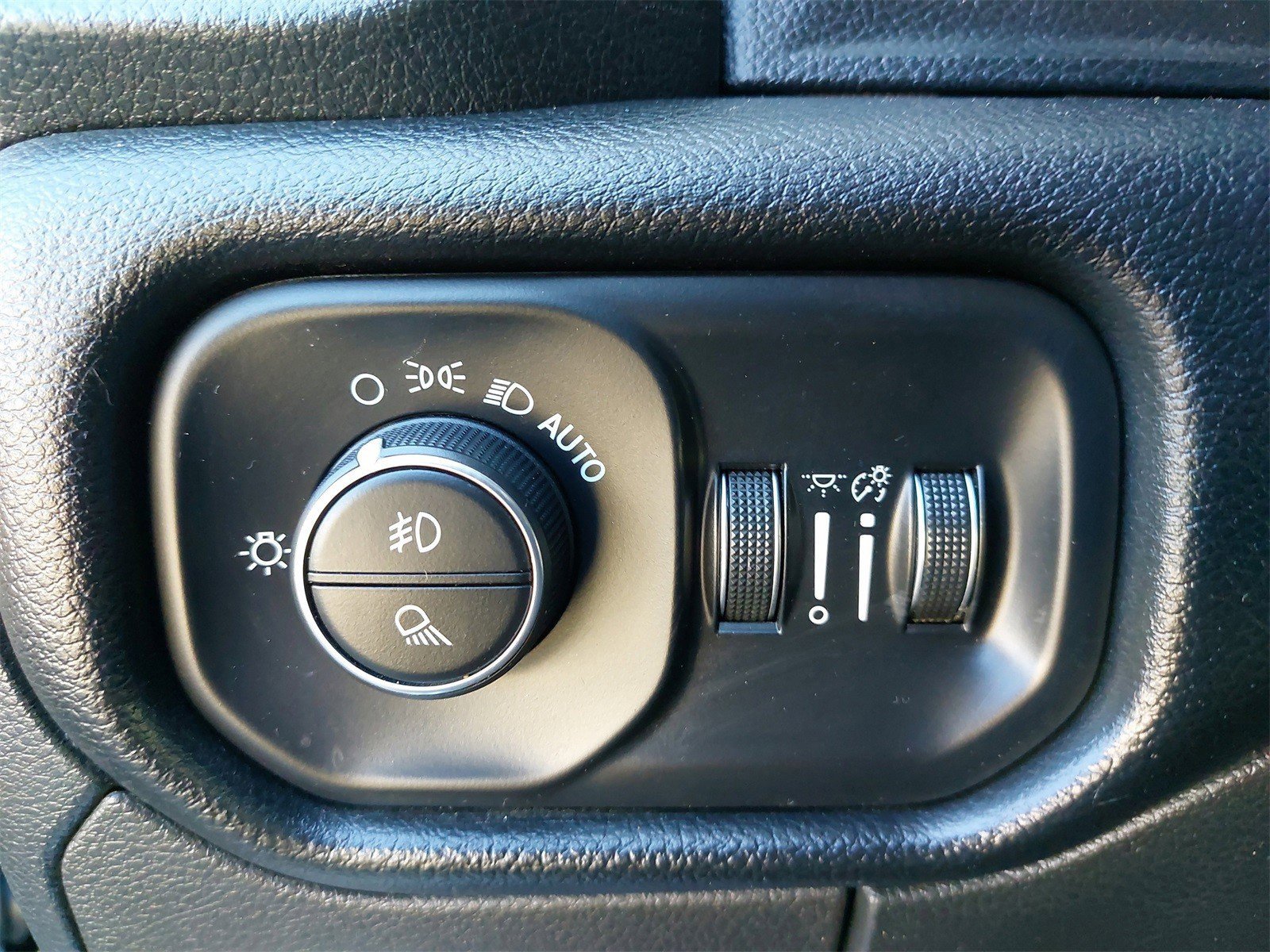 Used 2020 RAM 1500 Laramie image 31