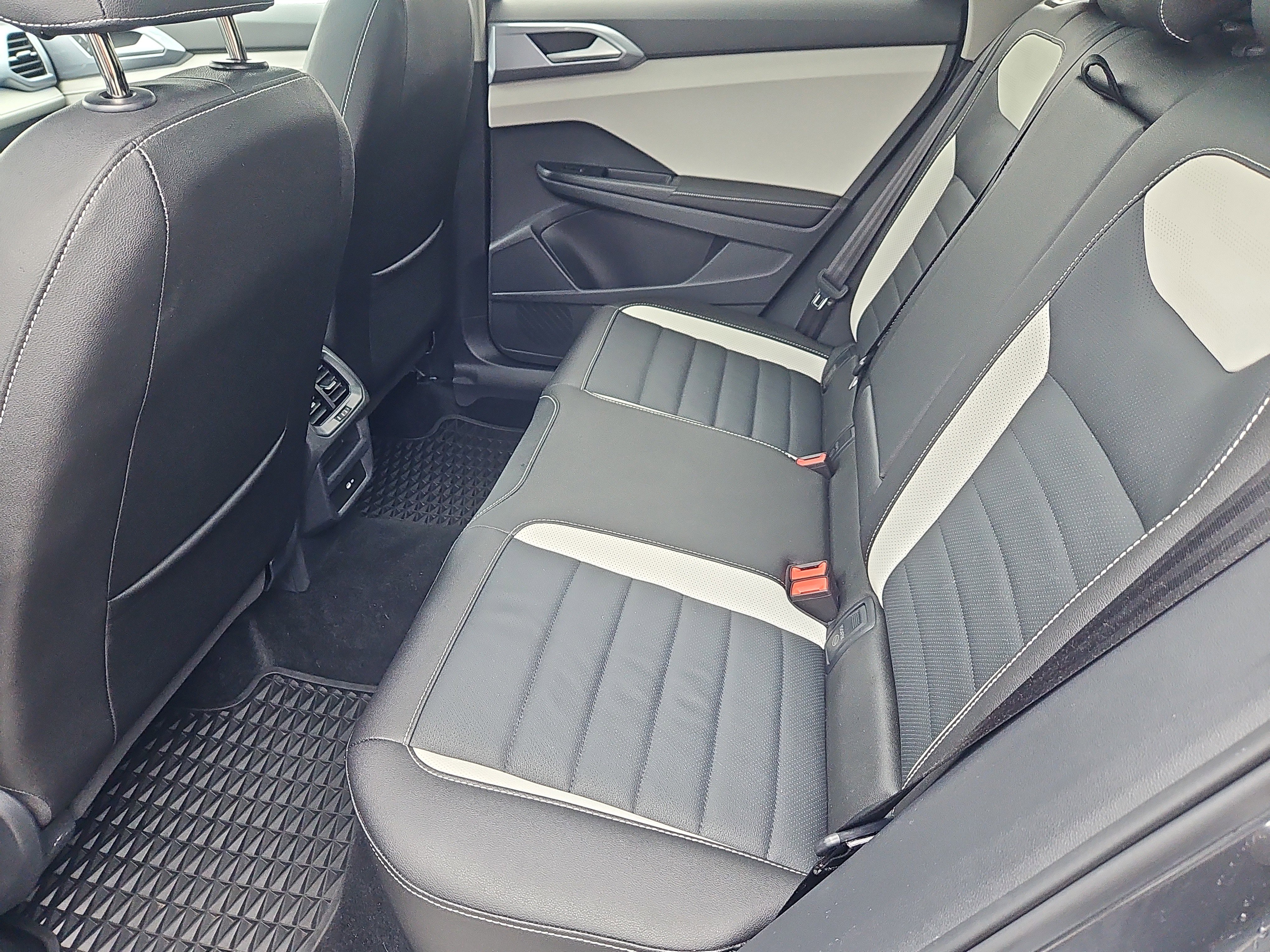 Used 2025 Volkswagen Taos SEL image 32