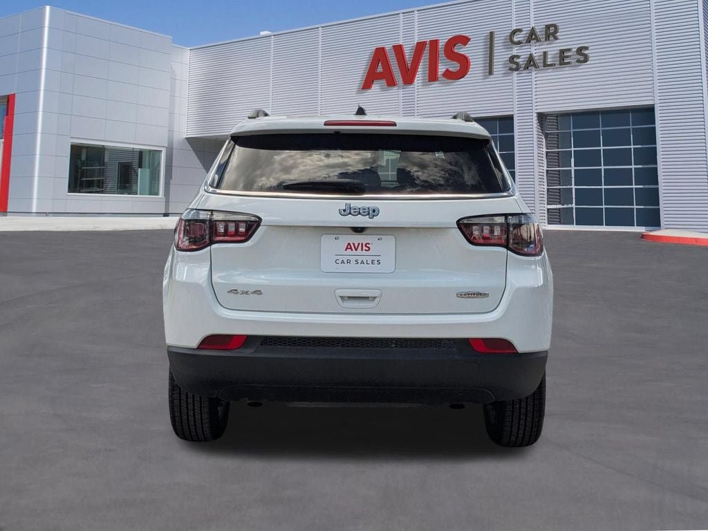 Used 2025 Jeep Compass Latitude w/ Sun & Sound Group AWD/4WD image 5