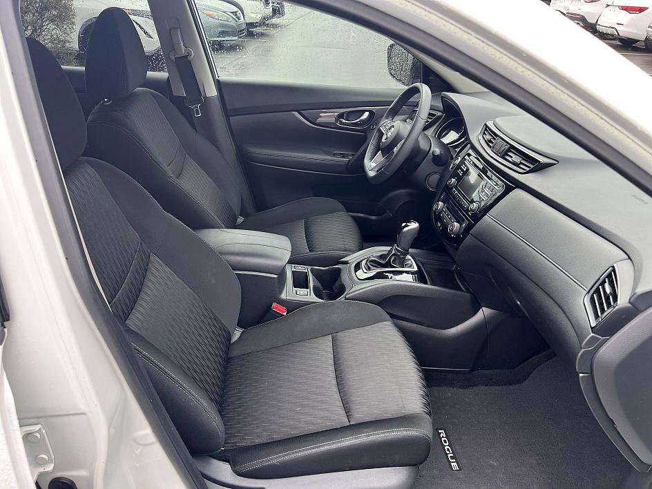 Used 2017 Nissan Rogue SV image 17